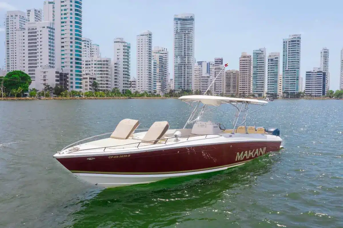 Bote Makani privado navegando en aguas cristalinas de las Islas del Rosario Cartagena