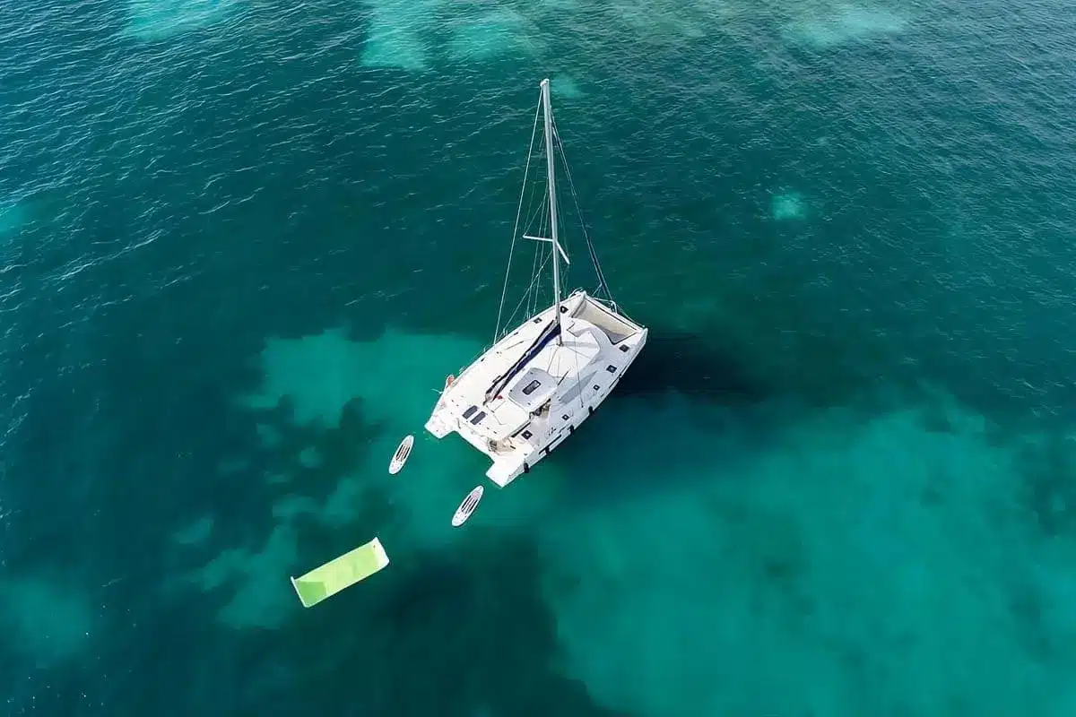 Catamarán Avalon One 48 FT navegando en las aguas cristalinas de Cartagena