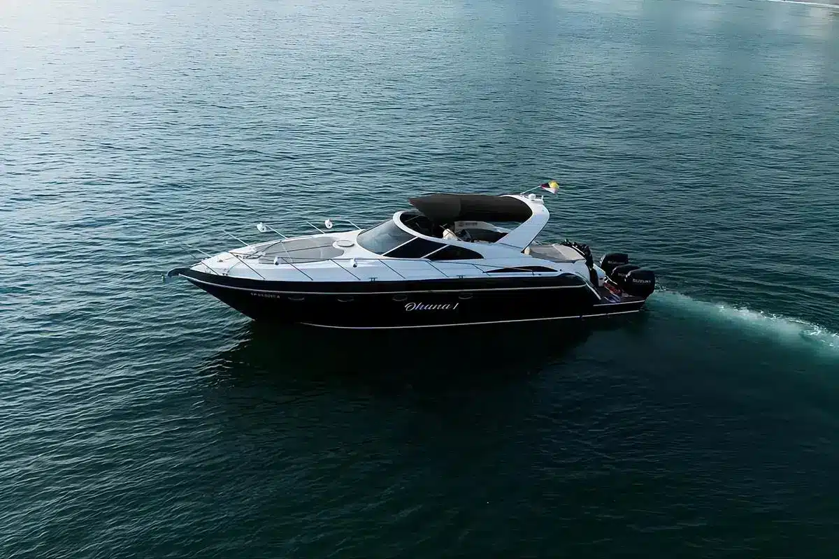 Yate premium en Cartagena Ohana Fairline 43 vista exterior