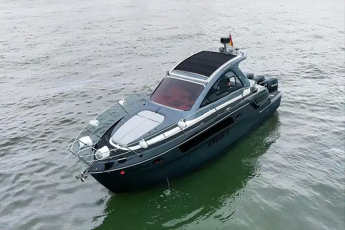 yate privado en Cartagena Ámbar II 35 FT en el mar